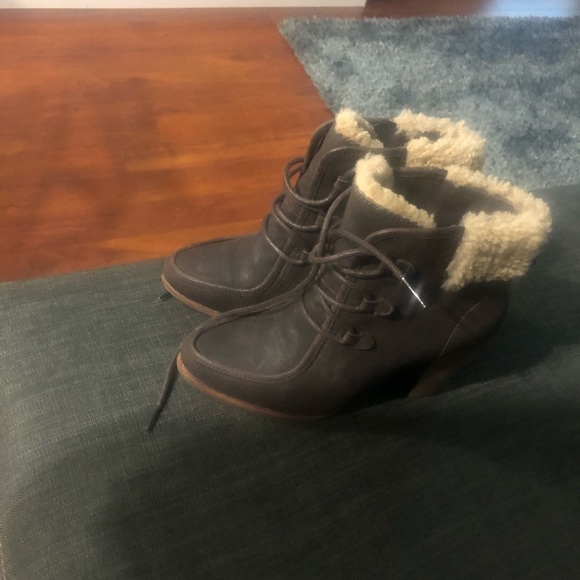 UGG Boots - Picture 2 of 7